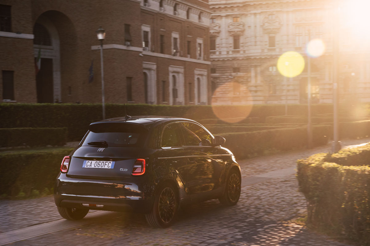 Fiat 500e KiriCoins 3/4 trasera