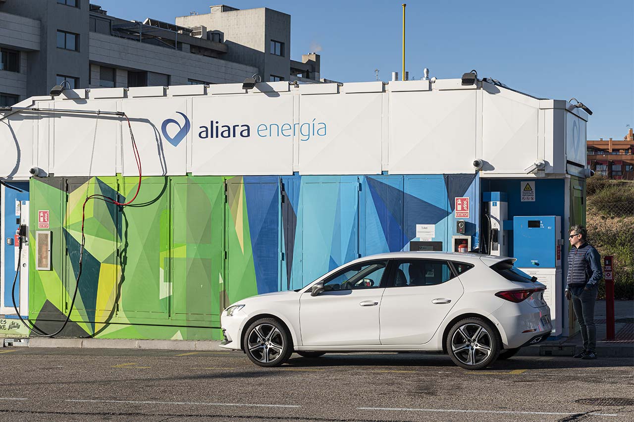 Prueba Seat León TGI cargando en una gasinera