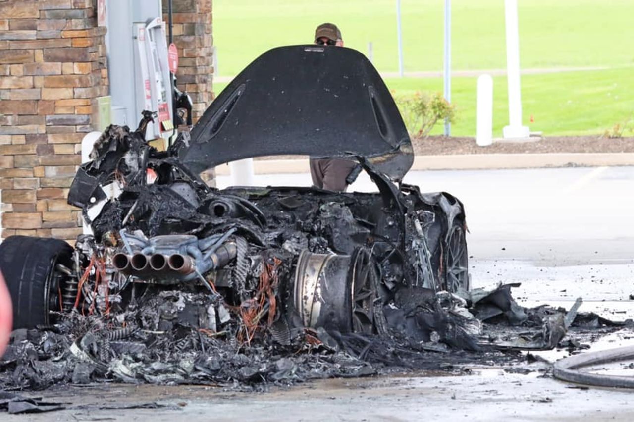 McLaren 765LT incendio gasolinera