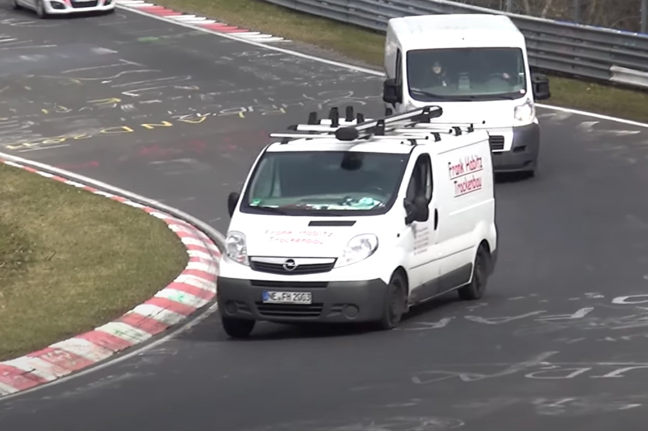 Vídeo coches más extraños a fuego en Nürburgring furgoneta