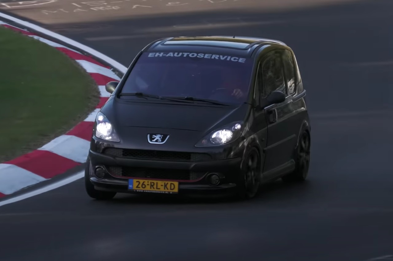 Vídeo coches más extraños a fuego en Nürburgring Peugeot 1007