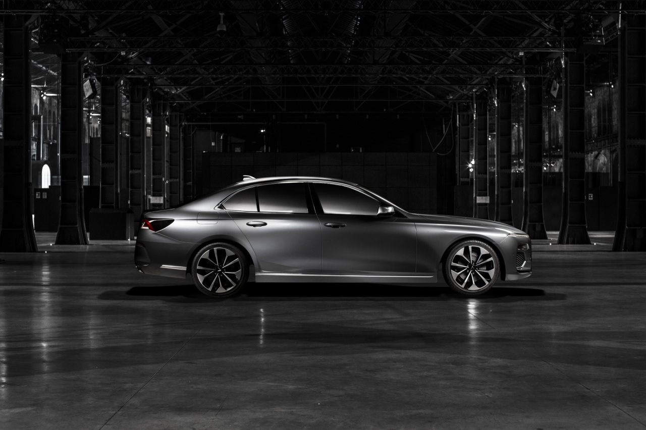 VinFast denuncia YouTuber criticas coche