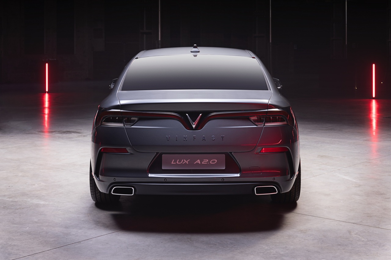 VinFast denuncia YouTuber criticas coche