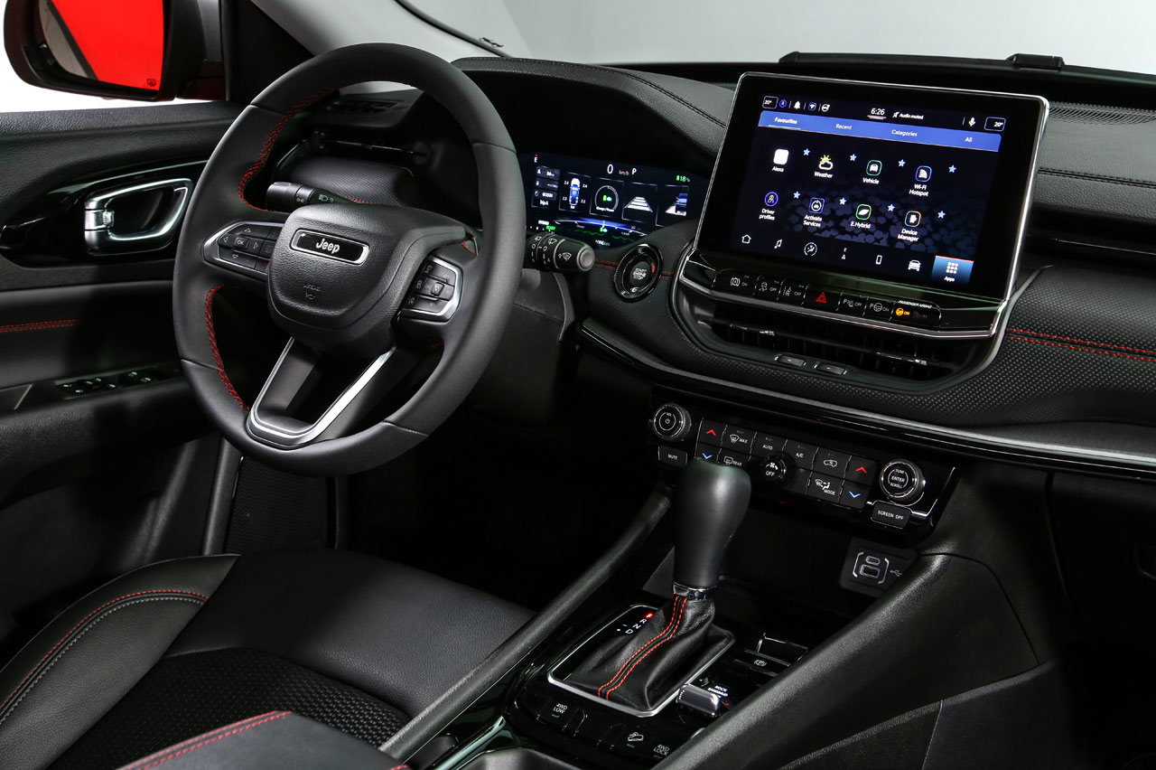 interior del Jeep Compass 2021 4xe Trailhawk 1.3 PHEV 240 CV