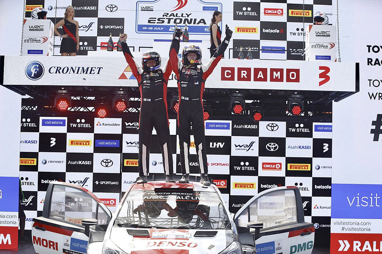 Kalle Rovanperä celebrando la victoria en el Rallye de Estonia 2021