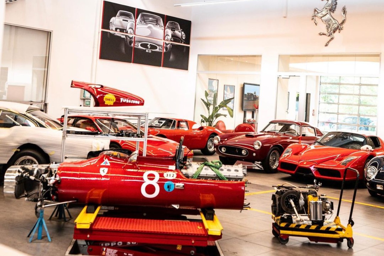 Calos Sainz prueba Ferrari Dino 246 GT taller