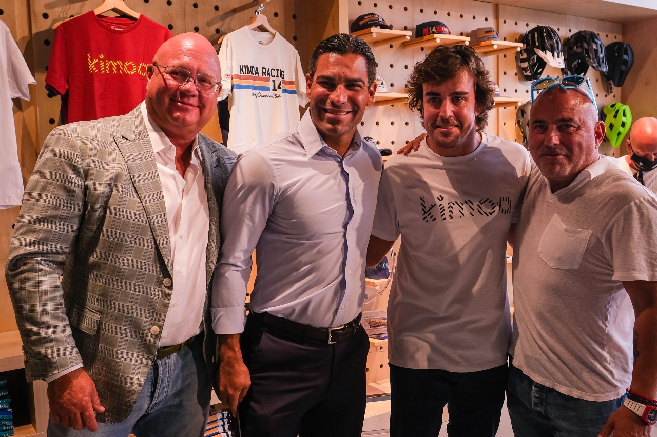 Fernando Alonso inaugura su primera tienda Kimoa