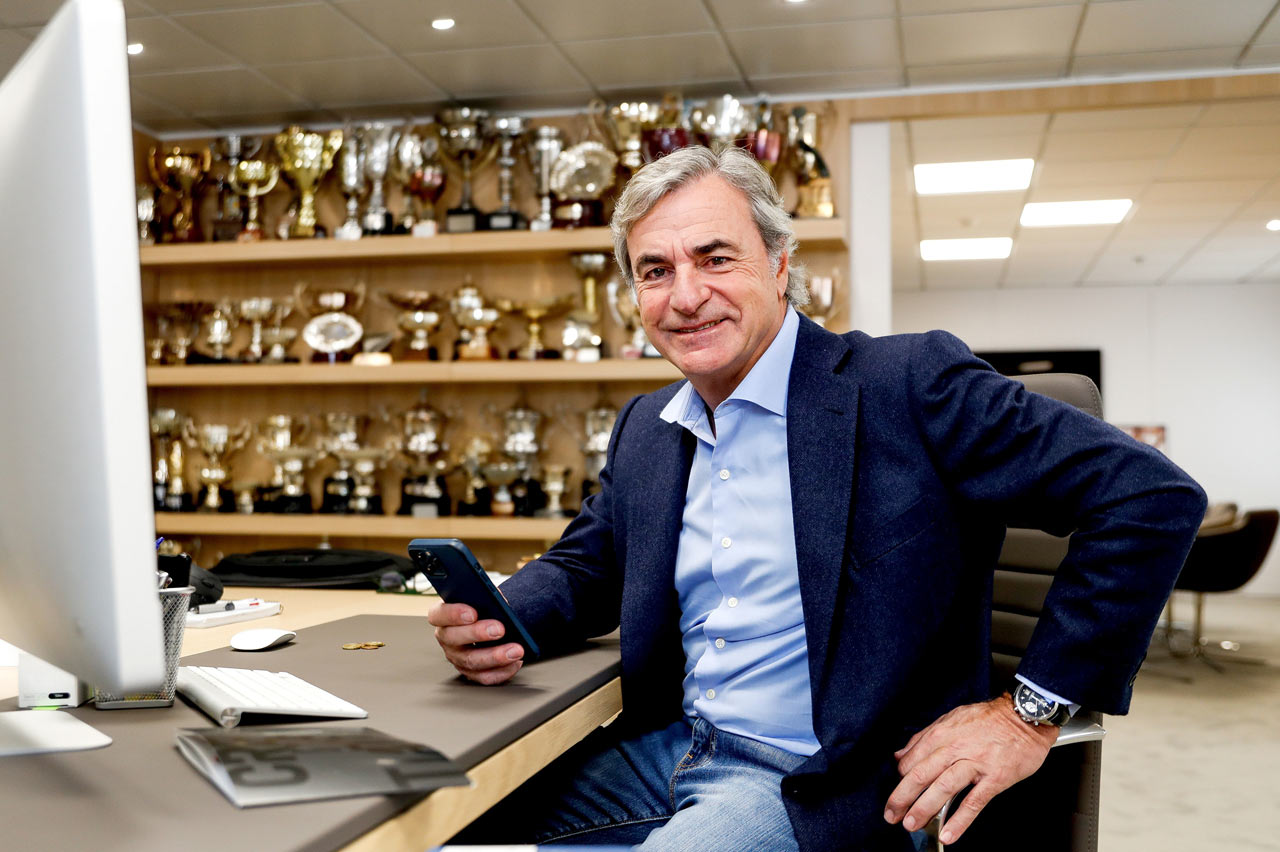 Carlos Sainz posa en su despacho