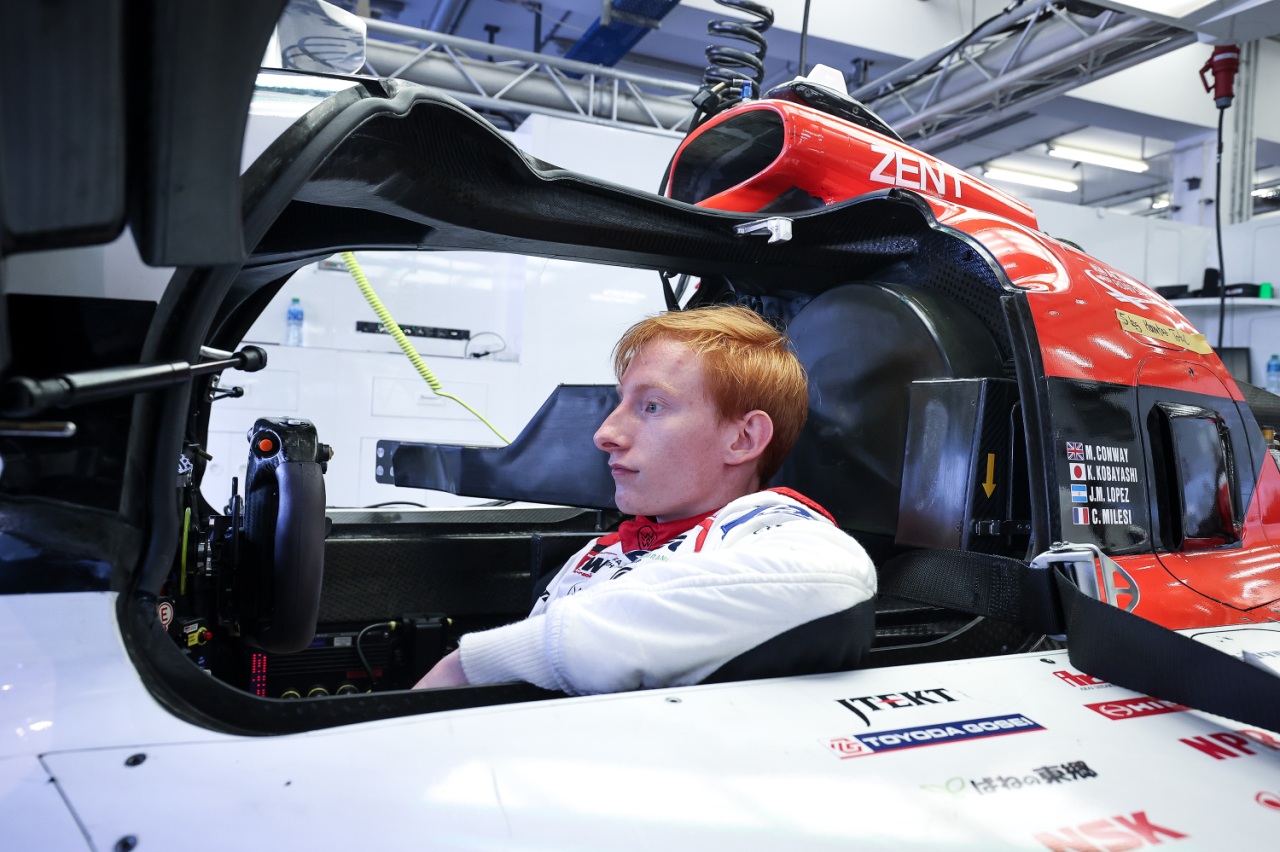 sebastien ogier prueba toyota gr010 hybrid barein