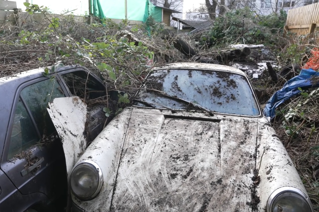 lleno de coches clásicos abandonados