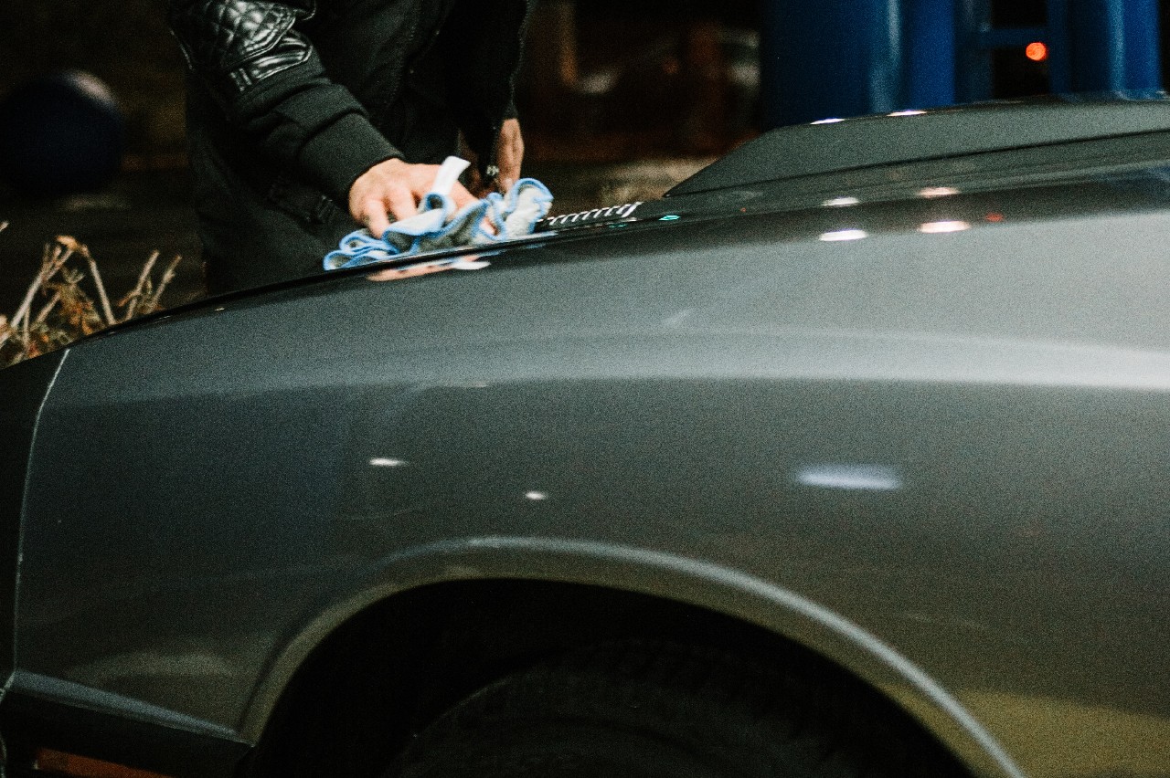 La cera te ayudará a proteger tu coche y a hacer que la pintura de tu coche sea mucho más brillante y fuerte