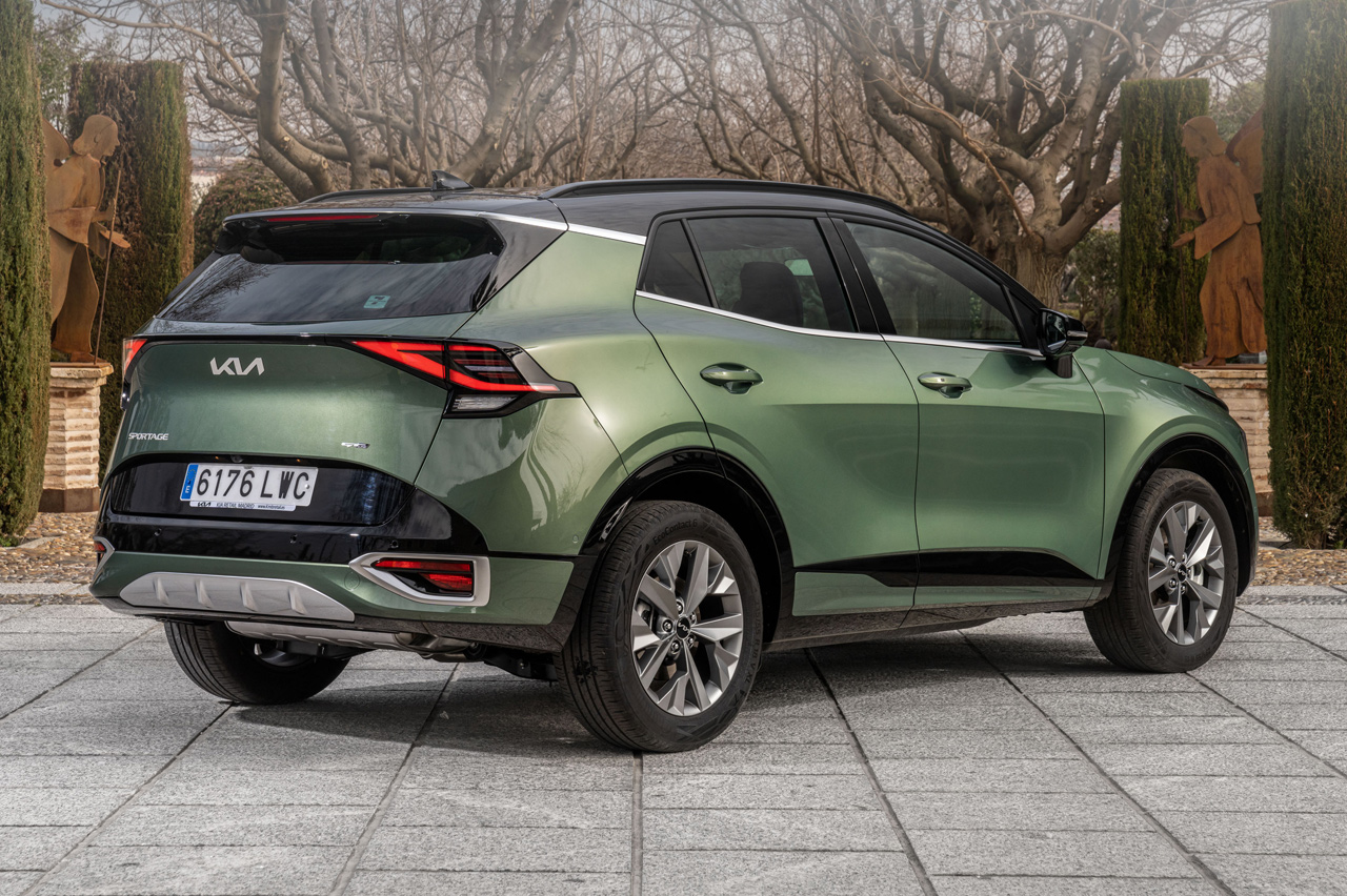 Tres cuartos trasero del KIA Sportage 2022 HEV
