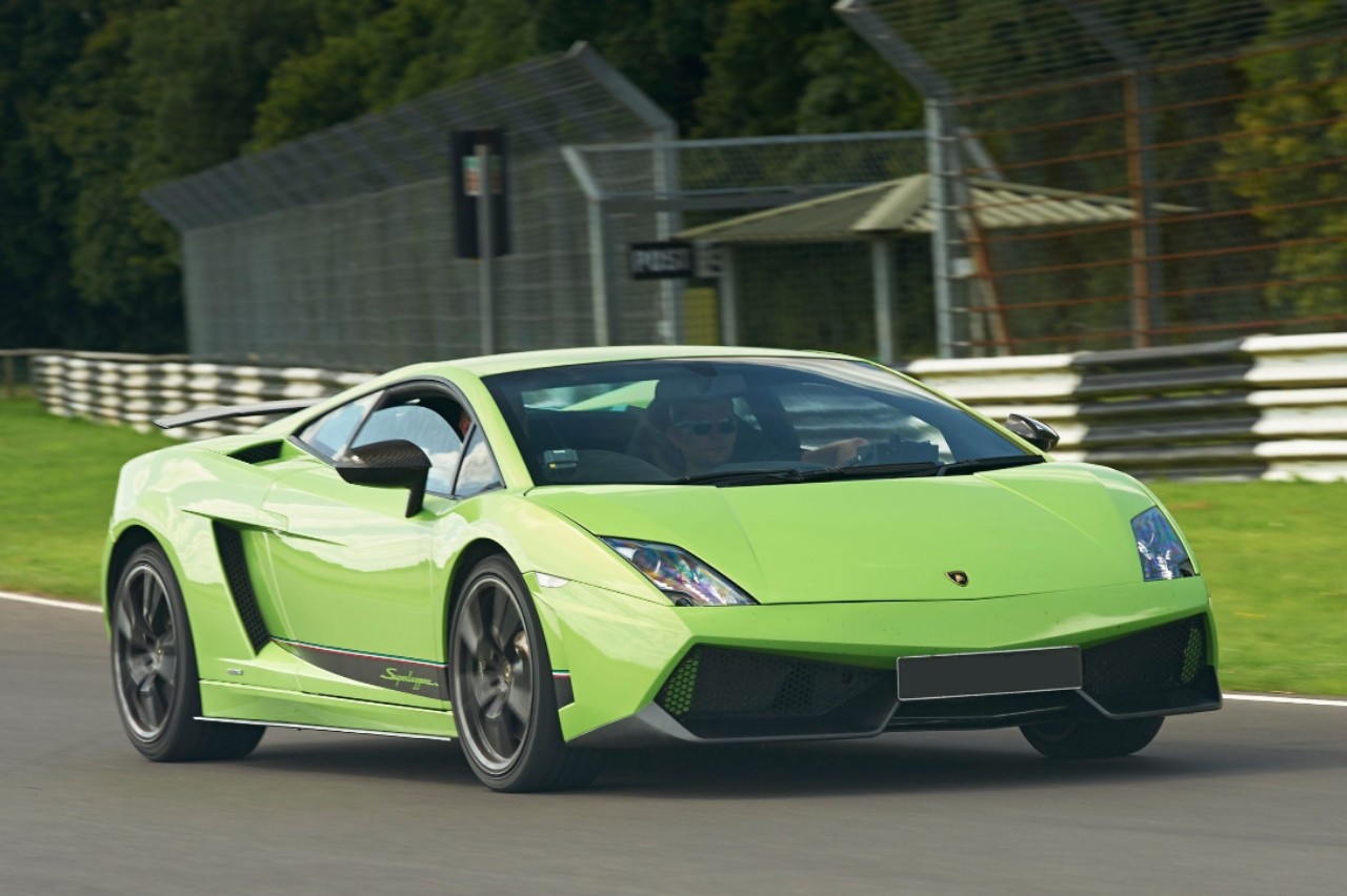Niños pueden conducir un Ferrari y un Lamborghini