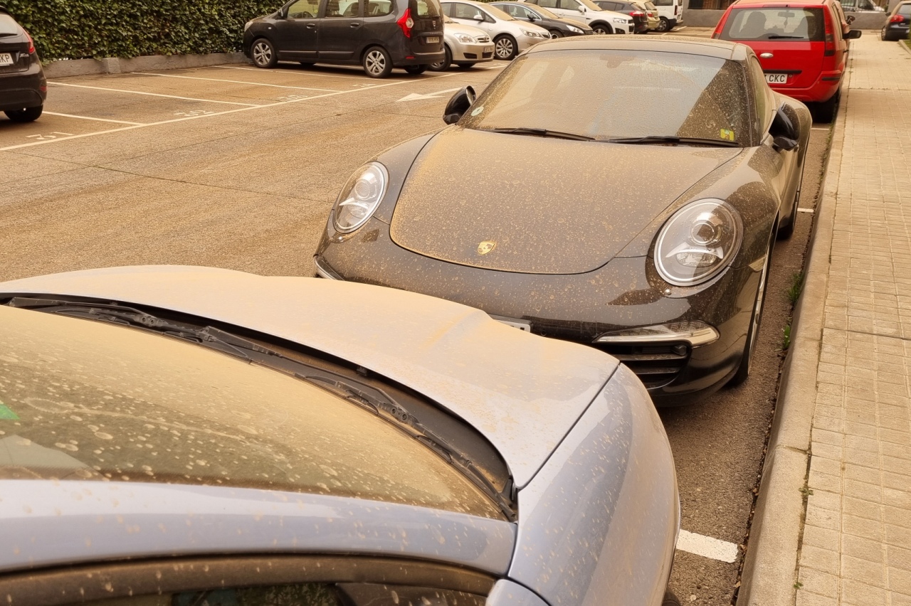 como limpiar coche polvo subsahariano barro