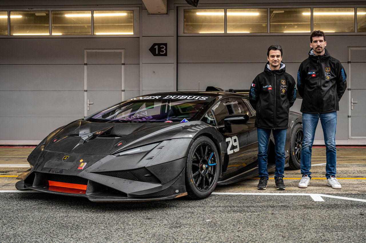 Dani Pedrosa junto al Lamborghini Huracán Super Trofeo EVO2