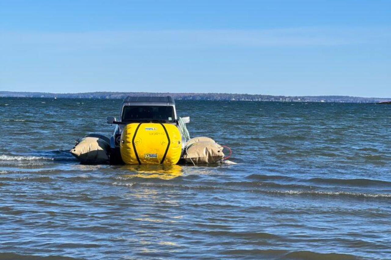 Ford Bronco atrapado fondo bahia