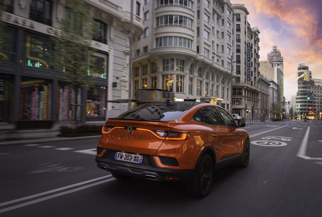 prueba del Renault Arkana E-Tech híbrido RS.Line 145 CV por la Gran Vía de Madrid