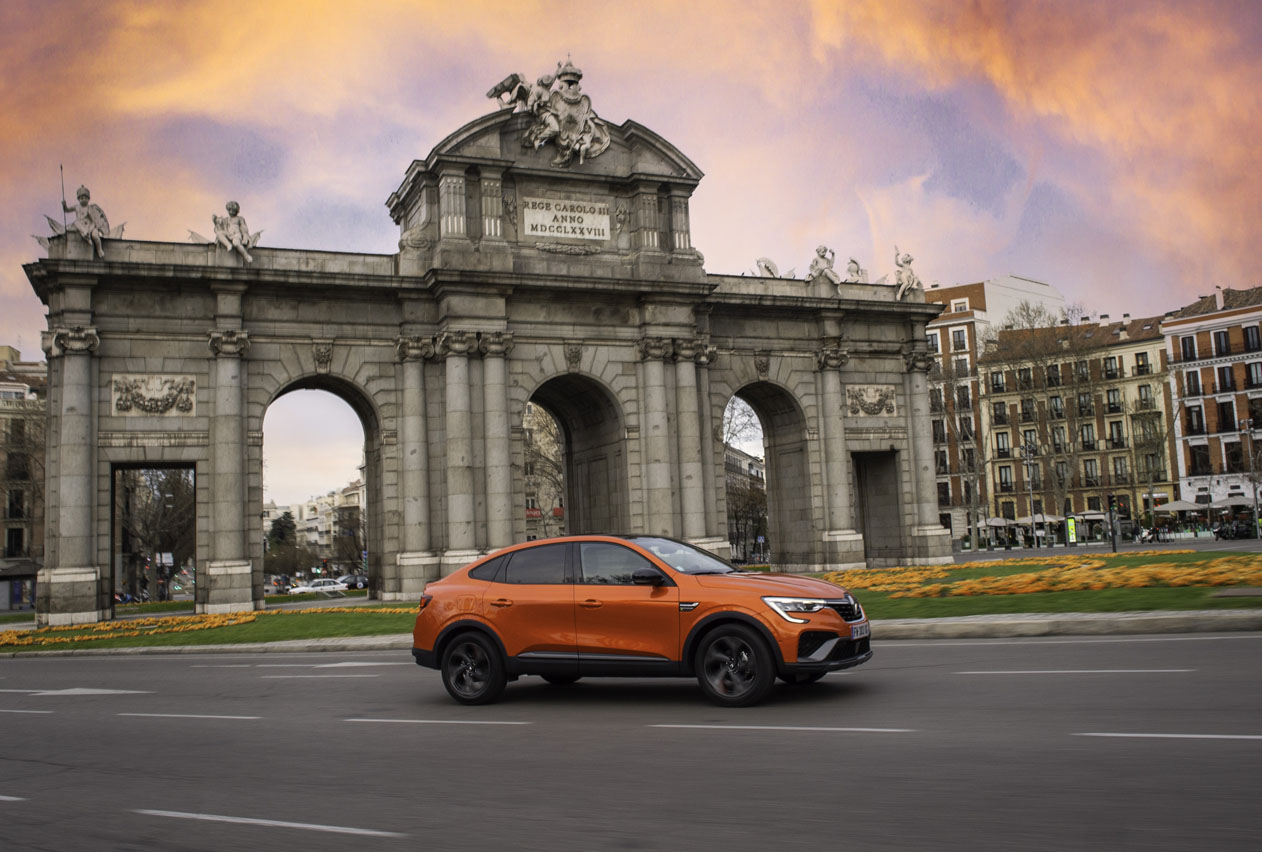 prueba del Renault Arkana E-Tech híbrido RS.Line 145 CV con el fondo la Puerta de Alcalá