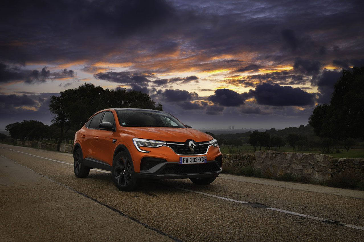 atardecer durante la prueba del Renault Arkana E-Tech híbrido RS.Line 145 CV