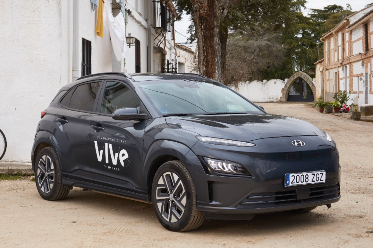 Con solo cuatro habitantes, el pueblo más pequeño de España ya tiene su primer coche eléctrico, gracias al programa VIVe de Hyundai.