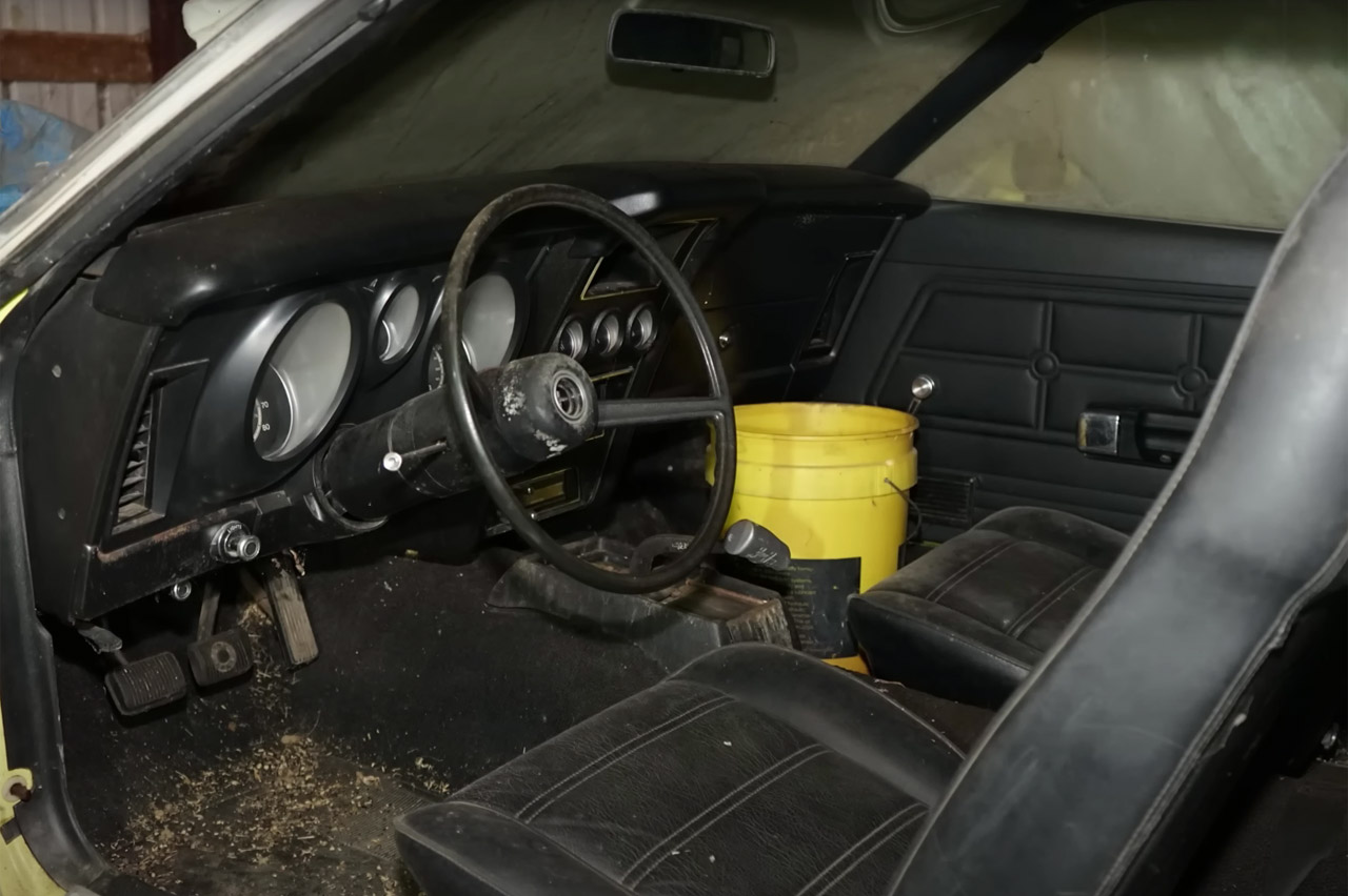 interior del Ford Mustang Boss 351 de 1971 encontrado en un granero