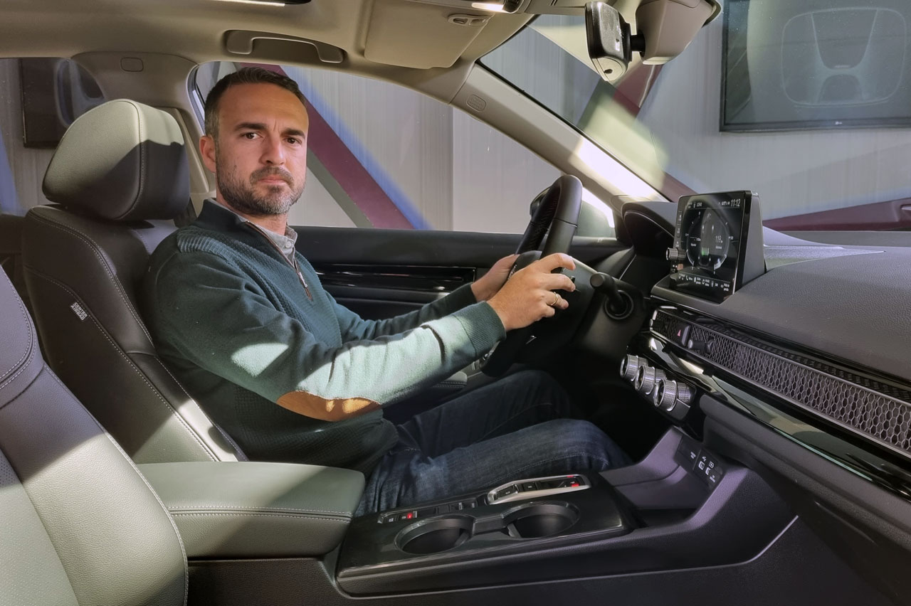 Periodista del motor Hugo Valverde dentro del Honda Civic e:HEV