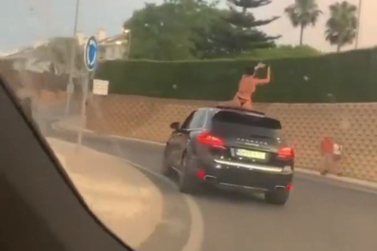 joven circula medio cuerpo fuera coche marbella