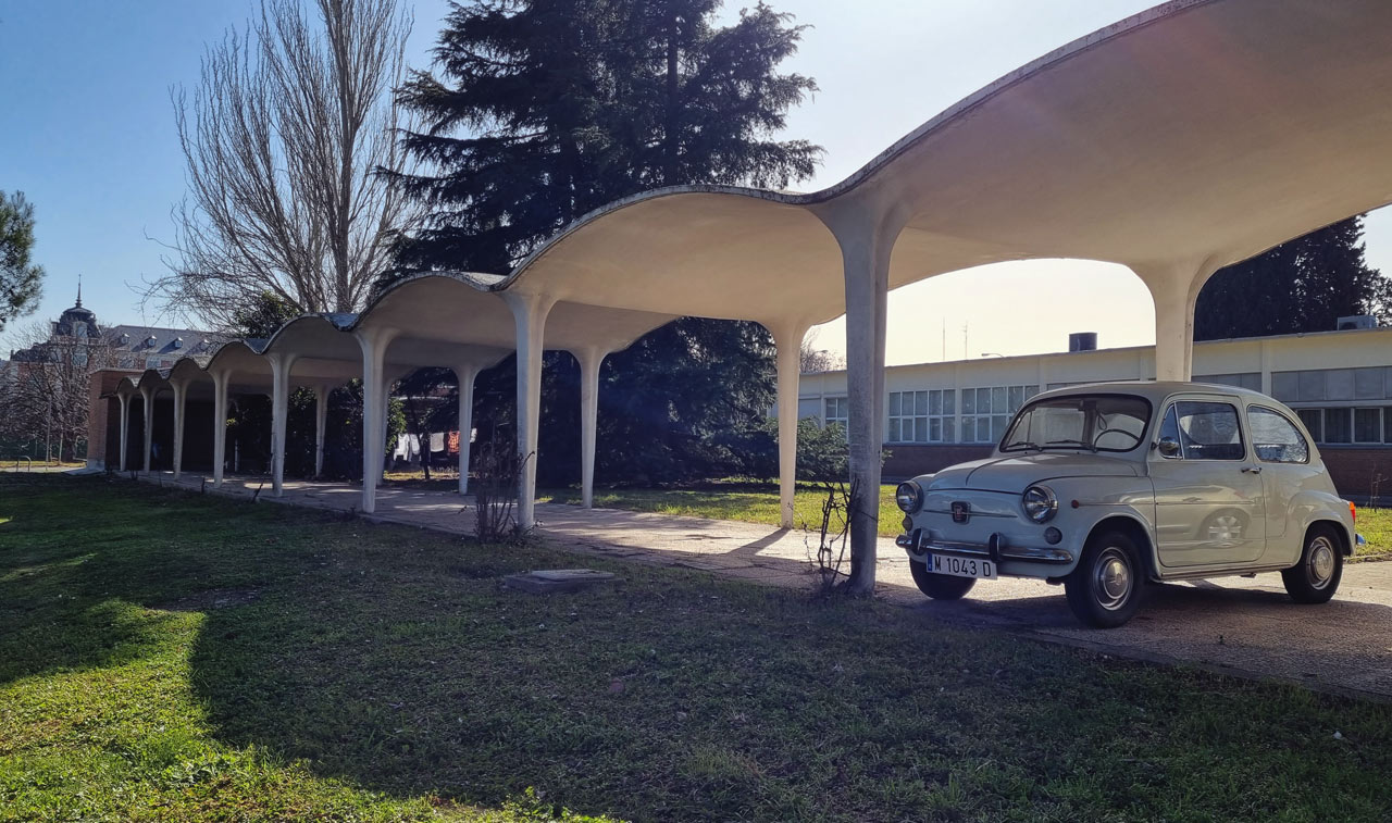 Seat 600 Ciudad Universitaria bajo la estructura de Miguel Fisac