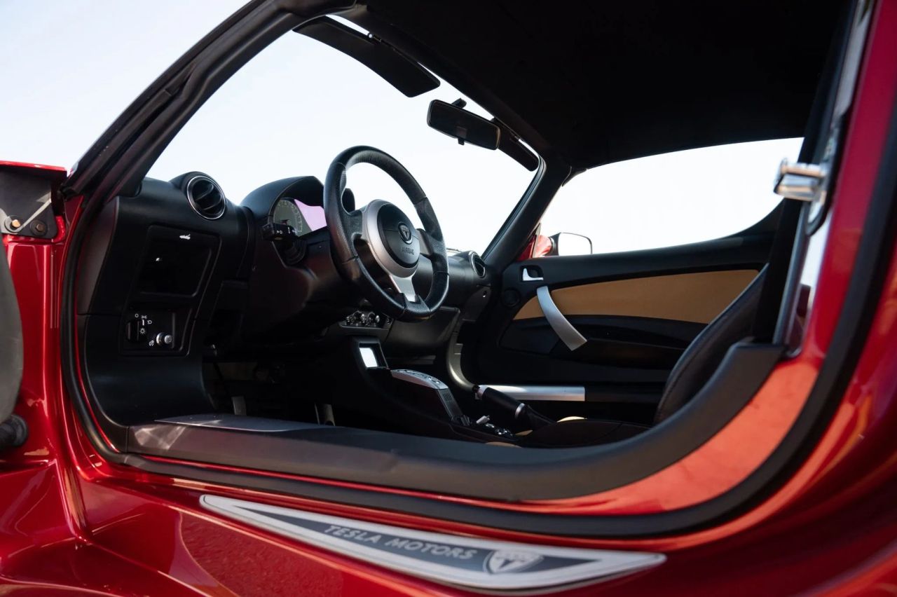 subasta tesla roadster original 2010