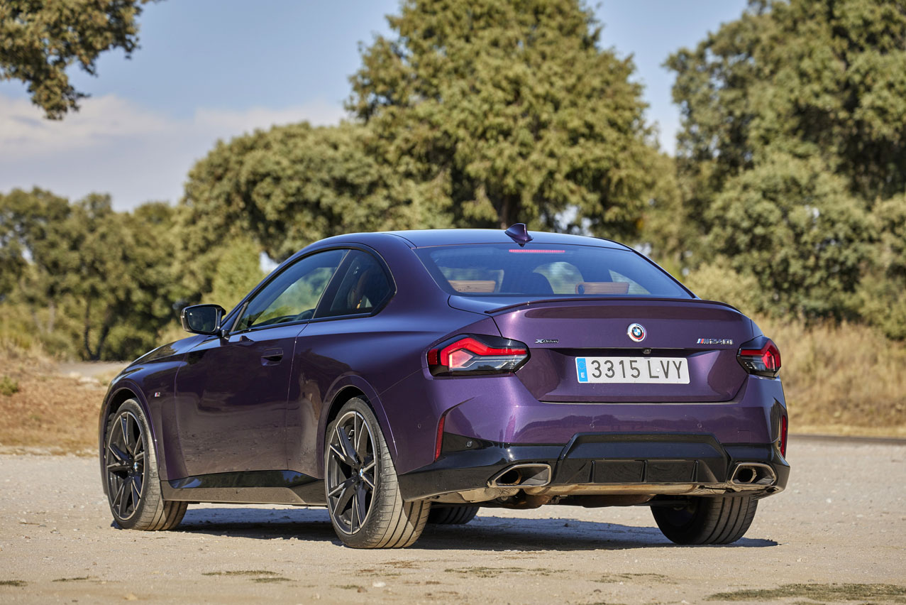 tres cuartos trasero del BMW M240i xDrive Coupé